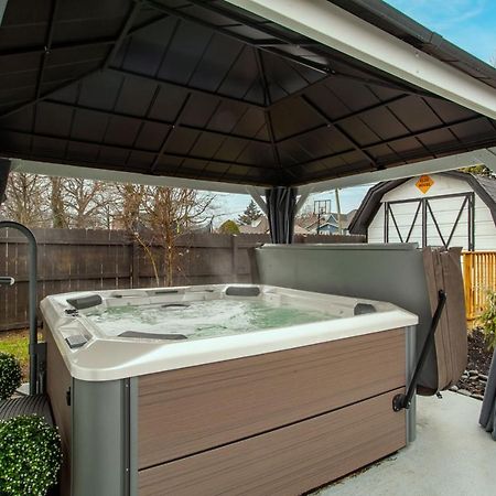 Blue Valley Inn - Hot Tub & Spacious Play Area! نوكسفيل المظهر الخارجي الصورة